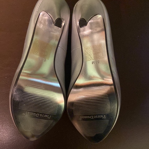 Brand new in the box still smells new. Pierre Dumas Silver heels size 8.5. - Picture 6 of 8